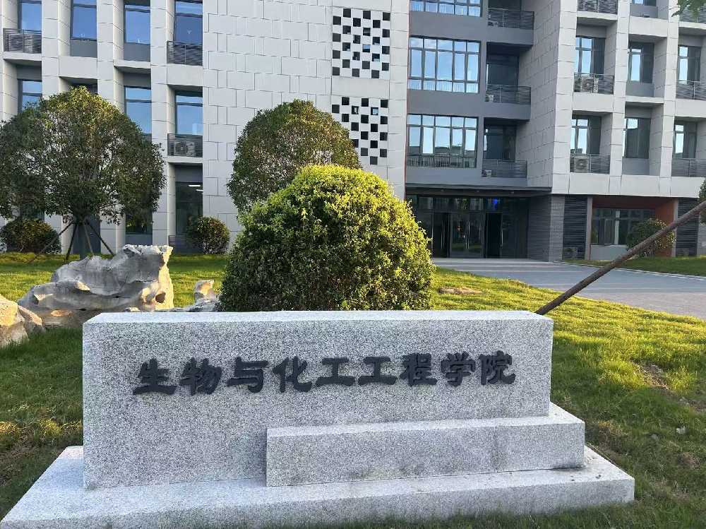 乌鲁木齐县扬州职业大学体育场高杆灯项目